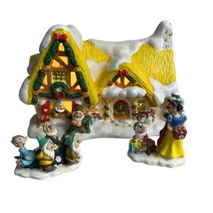 Disney 2005 VTG Snow White and the 7 Dwarfs Lighted House for Xmas Village